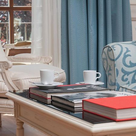 Готель Eugenia De Montijo, Autograph Collection Толедо Екстер'єр фото A coffee table with books
