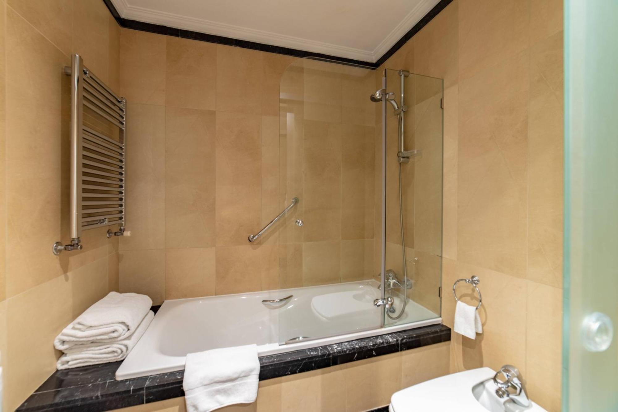 Готель Eugenia De Montijo, Autograph Collection Толедо Екстер'єр фото A shower over a bathtub