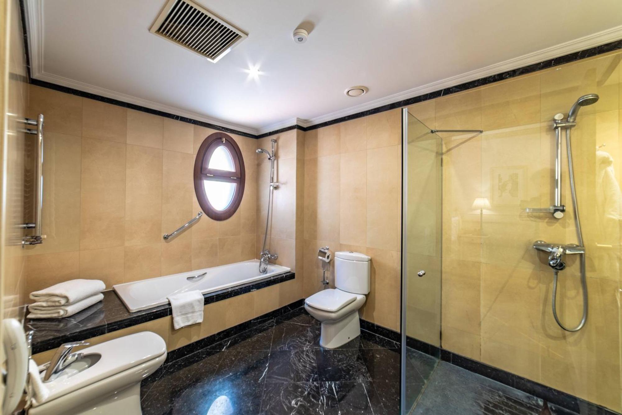 Готель Eugenia De Montijo, Autograph Collection Толедо Екстер'єр фото Bathroom