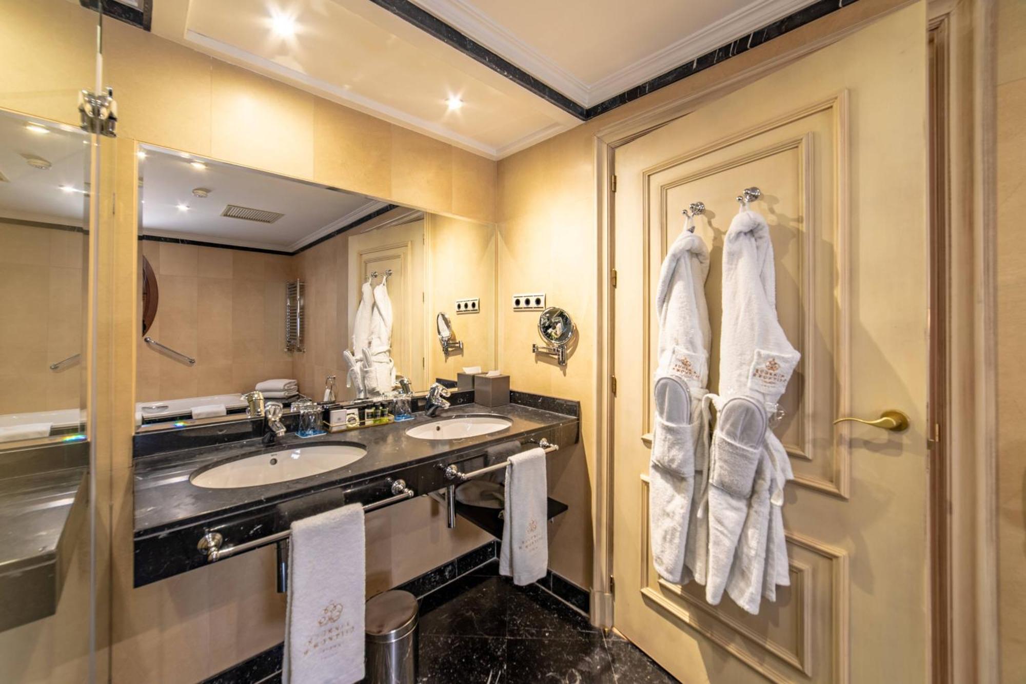 Готель Eugenia De Montijo, Autograph Collection Толедо Екстер'єр фото Bathroom