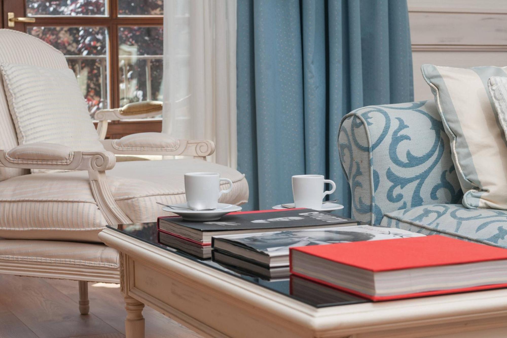 Готель Eugenia De Montijo, Autograph Collection Толедо Екстер'єр фото A coffee table with books