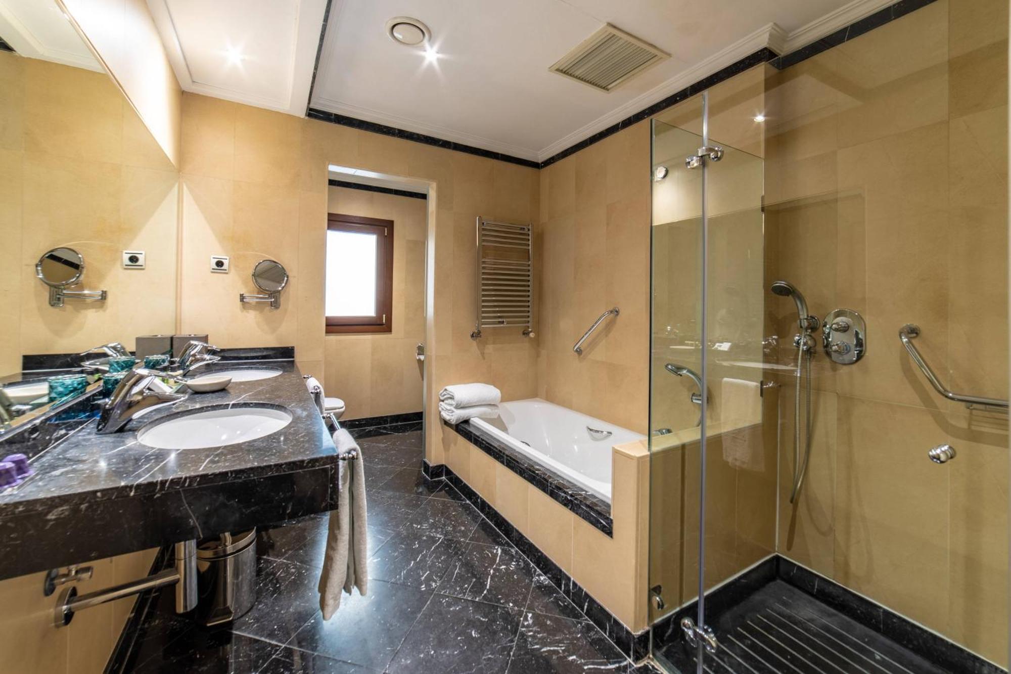 Готель Eugenia De Montijo, Autograph Collection Толедо Екстер'єр фото Bathroom